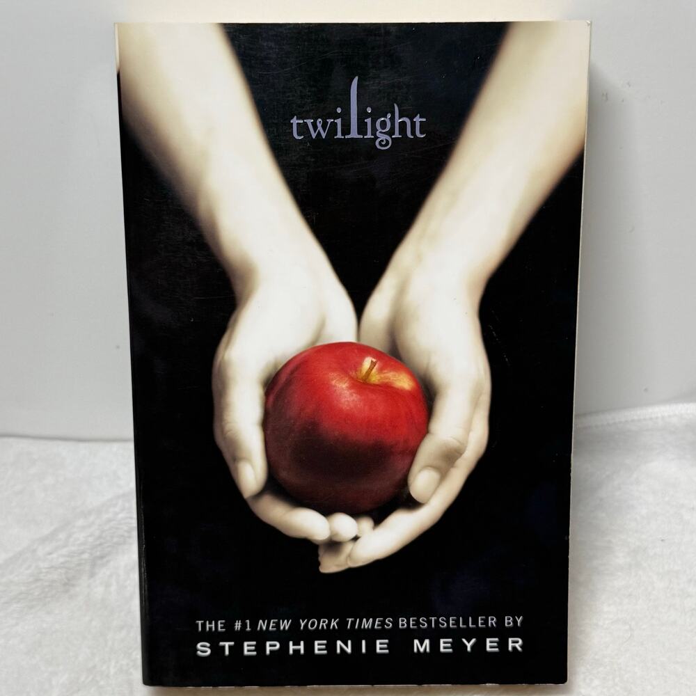Twilight by Stephenie Meyer Paperback 2006 Vampire Romance Novel